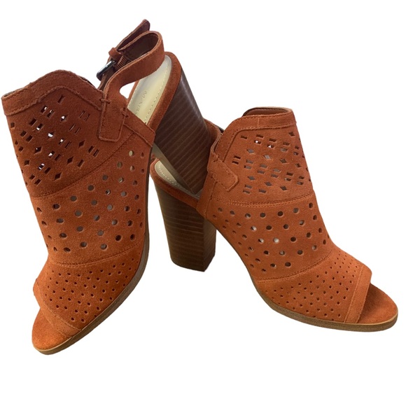 Marc Fisher Casha Womens 7 Burnt Orange Perforated Peep Toe 3” Block Heel -Flaw - Picture 5 of 11